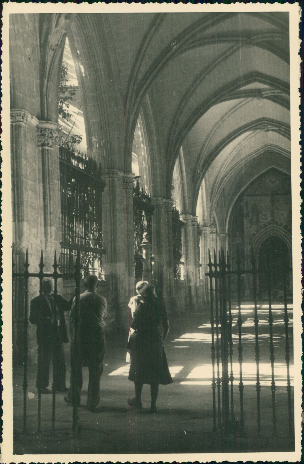 Claustro de la Catedral de Toledo hacia 1950 en una foto de unos viajeros franceses en su periplo hacia Marruecos