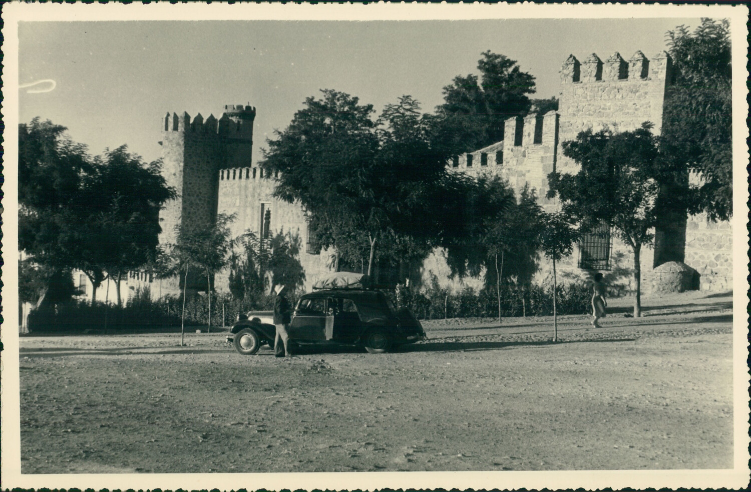 Palacio de los Condes de Maqueda en Toledo hacia 1950 en una foto de unos viajeros franceses en su periplo hacia Marruecos