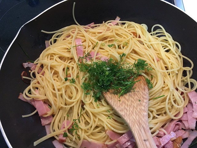 Pasta with bacon and coriander