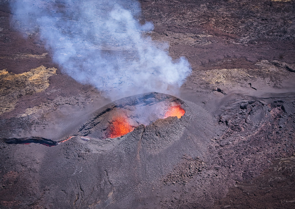 Piton de la fournaise side eruption