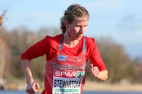 Moira Stewartová zaběhla 10 000 m za 32:57,51, druhá v českých tabulkách