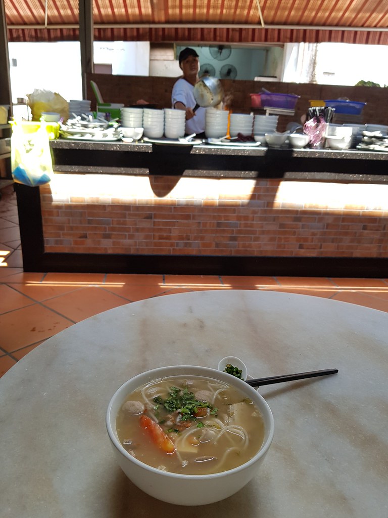 咸菜豆腐猪杂加猪肝配粗米粉汤 Salted Vege Mixed Pork Soup plus Pork Liver w/Thick Noodle rm$14.95 @ 汉记小食店 Hon Kei Food Corner at Jalan Kampong Malabar, Georgetown Penang
