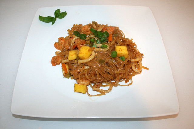 33 - Tandoori glass noodle curry with shrimps & mango - Served / Tandoori Glasnudelcurry mit Shrimps & Mango - Serviert