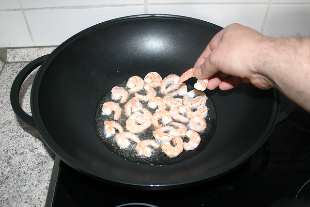 11 - Shrimps in Wok geben / Put shrimps in wok