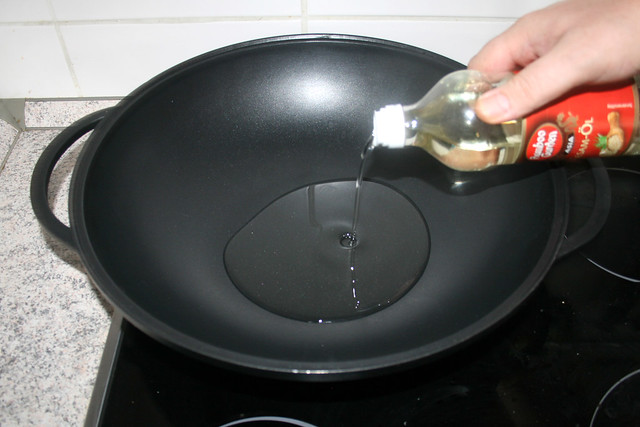 10 - Sesamöl in Wok erhitzen / Heat sesame oil in wok