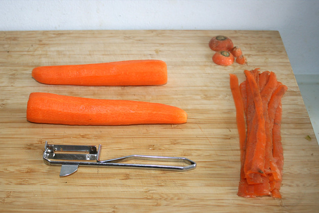 02 -  Möhren schälen / Peel carrots