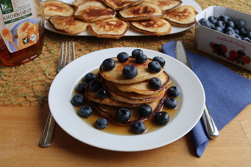 Joghurt-Pancakes mit Blaubeeren und Ahornsirup