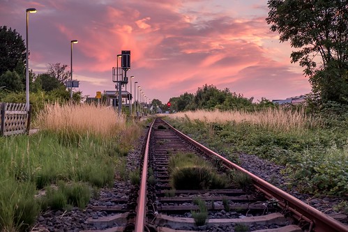 bahnhof bahnsteig railroad rails sunset bluehour blauestunde kuchenheim euskirchen eifel colors hdr sky clouds wolken fujixt100 meike25mm