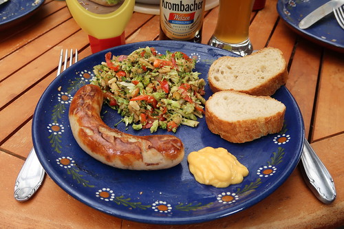 Vorgebrühte Bratwurst vom Bentheimer Landschwein mit Hot Dog Senf zu Broccoli-Apfel-Paprika-Salat und Baguette