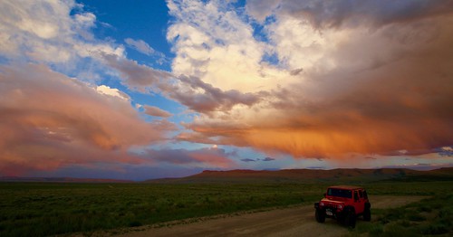 jeep wrangler rubicon jk wyoming aspenmountain sweetwatercounty sunset clouds glow magichour light dusk desert sagebrush
