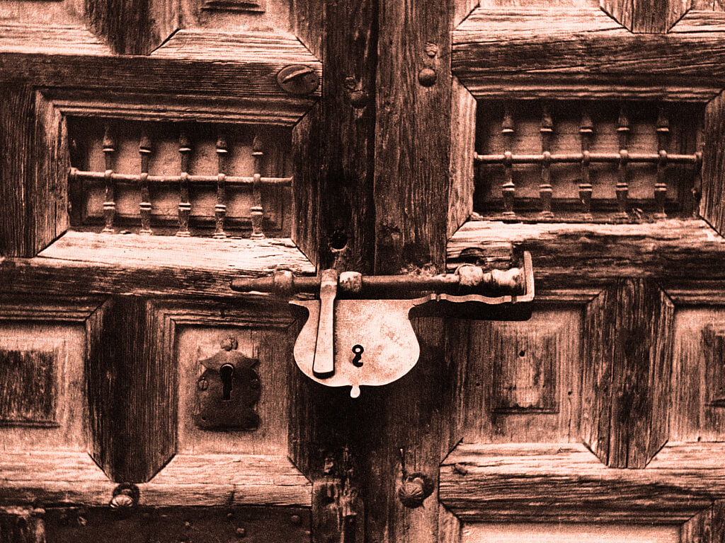 Padlock and grilles on an old panelled door. Toledo, Spain, 1953. Fotografía de Frederic Hardwicke Knight  © Deborah & Simon Knight
