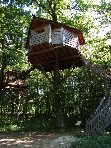 Treehouse on domain Coucoo Grands Chênes in Raray