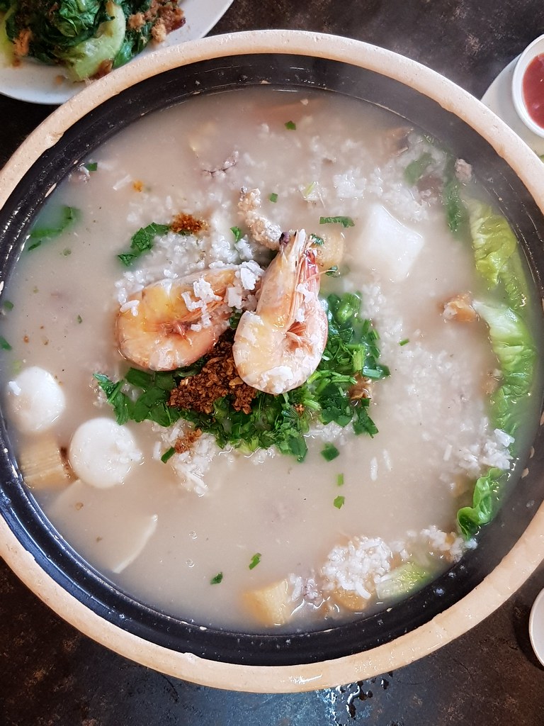 瓦煲海鲜煲(中) Claypot Seafood Porridge(M) rm$55 @ 高渊(利l猪肉粉及海鲜粥餐馆 estaurant Lye Lee in Bayan Lepas, Penang