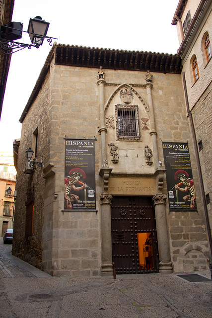 escudo y emblema de los reyes Católicos ventana y portada de la antigua posada, casa, cuartel y cárcel de la Santa Hermandad de Toledo 01