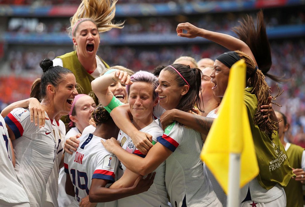 美國女子足球隊隊長拉皮諾埃（圖中）要求男女同工同酬。（圖片來源：Francisco Seco／AP）