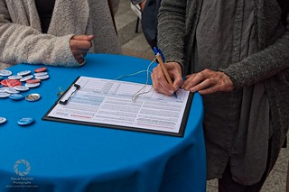 Radentscheid Bielefeld - Erste Unterschrift am 10.07.19 vorm Rathaus Bielefeld
