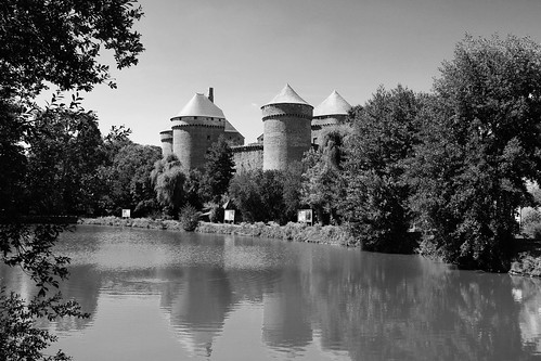 lassaileschâteaux mayenne france châteaufort médiéval etang reflet tour remparts défense