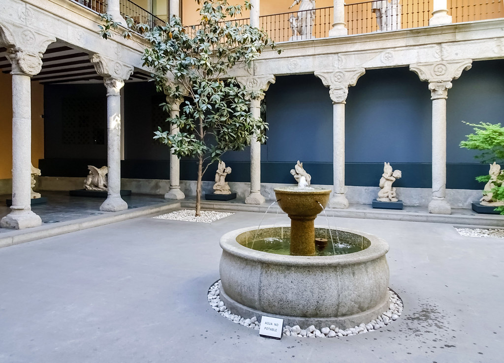 Patio renacentista del Palacio de los condes de Paredes de Nava interior Museo de San Isidro o de los origenes de Madrid 01