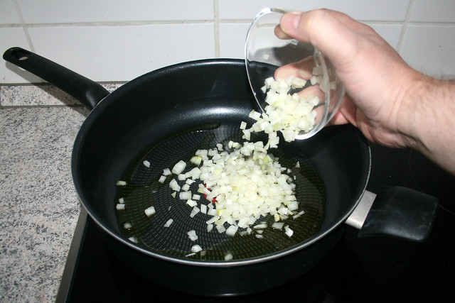 04 - Zwiebelwürfel in Pfanne geben / Add diced onion