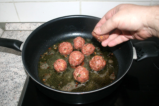 19 - Restliche Hackfleischbällchen braten / Fry remaining meatballs