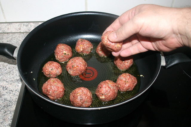 16 - Hackfleischbällchen in Pfanne legen / Put meatballs in pan