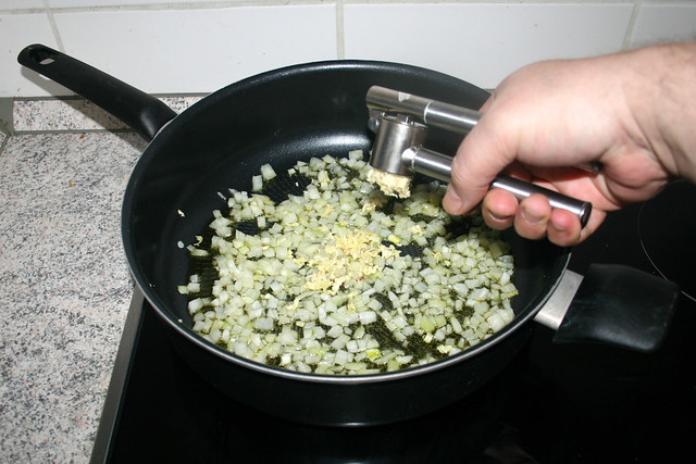 05 - Knoblauch dazu pressen / Add squeezed garlic