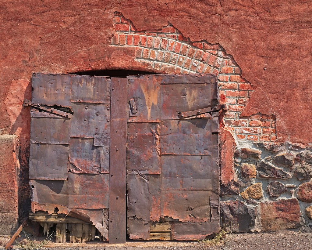 Rusty Cellar Door 5878 A