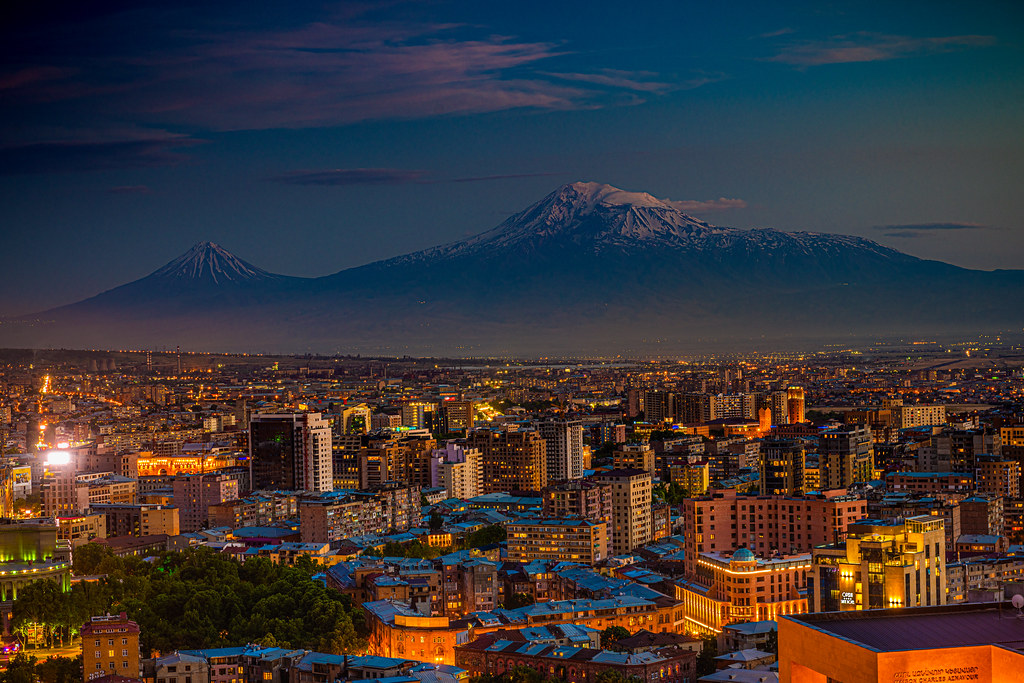 Ночной ереван. Армения Ереван Арарат. Каскад на гору Арарат Ереван. Вид на гору Арарат с каскада Ереван. Каскад в Ереване ночью вид на Арарат.