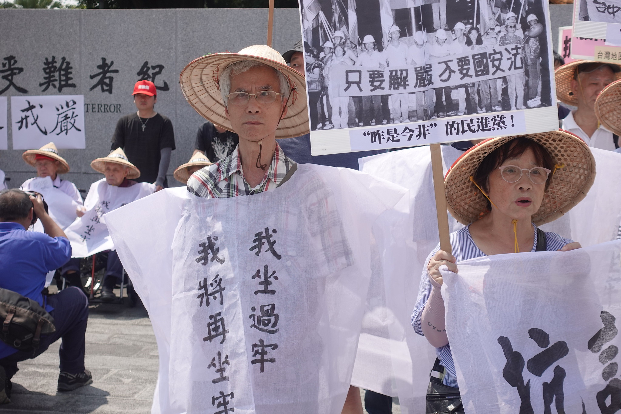 今日許多老政治犯出席集會，圖為成大共產黨案受難者吳俊宏，他入獄十年。（攝影：張智琦）