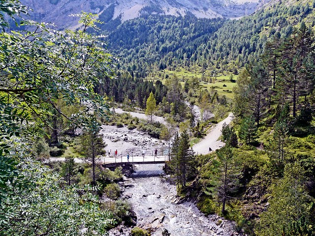 France, le passage d'accès au Cirque de Gavarnie en Pyrénées