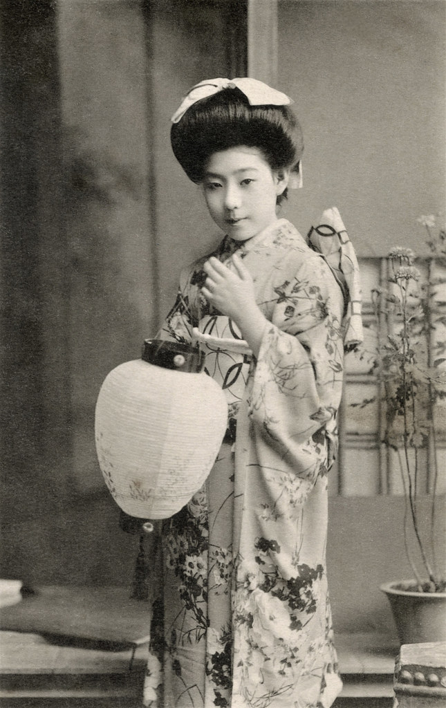 Tokyo Hangyoku with a Gifu Lantern 1914