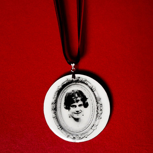 Avó Clotilde | Coleção Memória | colar medalhão