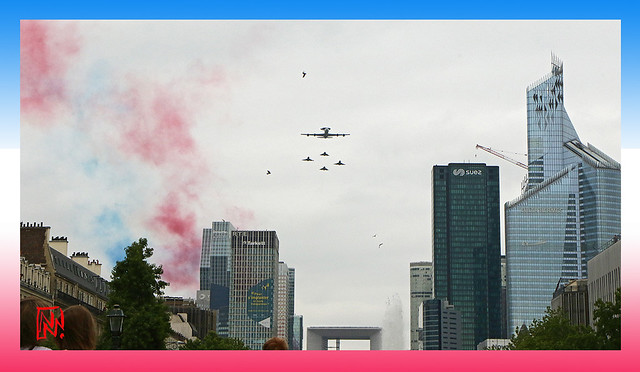64 avions et 30 hélicoptères ont descendu les Champs Elysées après La Défense