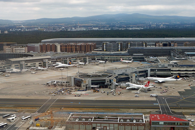 2019-07-14 002 Riga, Hinflug, Flughafenterminals aus der Luft