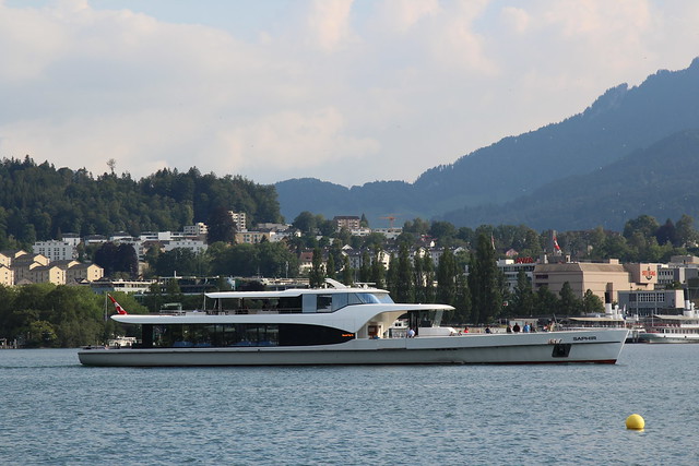 Motorschiff MS Saphir ( Baujahr 2.0.1.2 - 300 Passagiere - Länge 49.00 m - Breite 8.30 m - Fahrgastschiff Kursschiff Schiff ship bateau ) auf dem Vierwaldstättersee ( Lac des Quatre-Cantons - Lago dei Quattro Cantoni ) in der Innerschweiz - Zentralschweiz