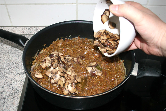 34 - Champignons in Pfanne geben / Put mushrooms back in pan