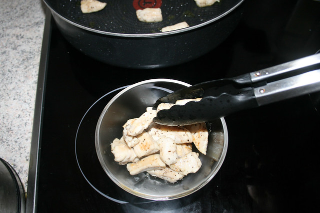 17 - Hähnchenbrust entnehmen / Remove chicken breast from pan
