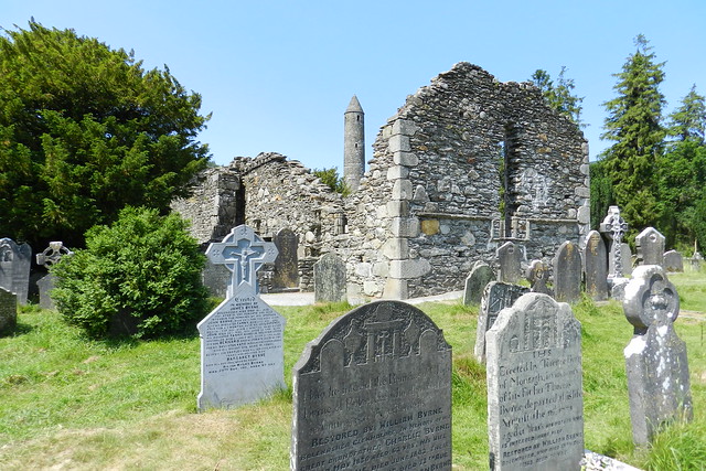 lapidas cementerio exterior Catedral Monasterio Glendalough Condado de Wicklow Republica de Irlanda 05