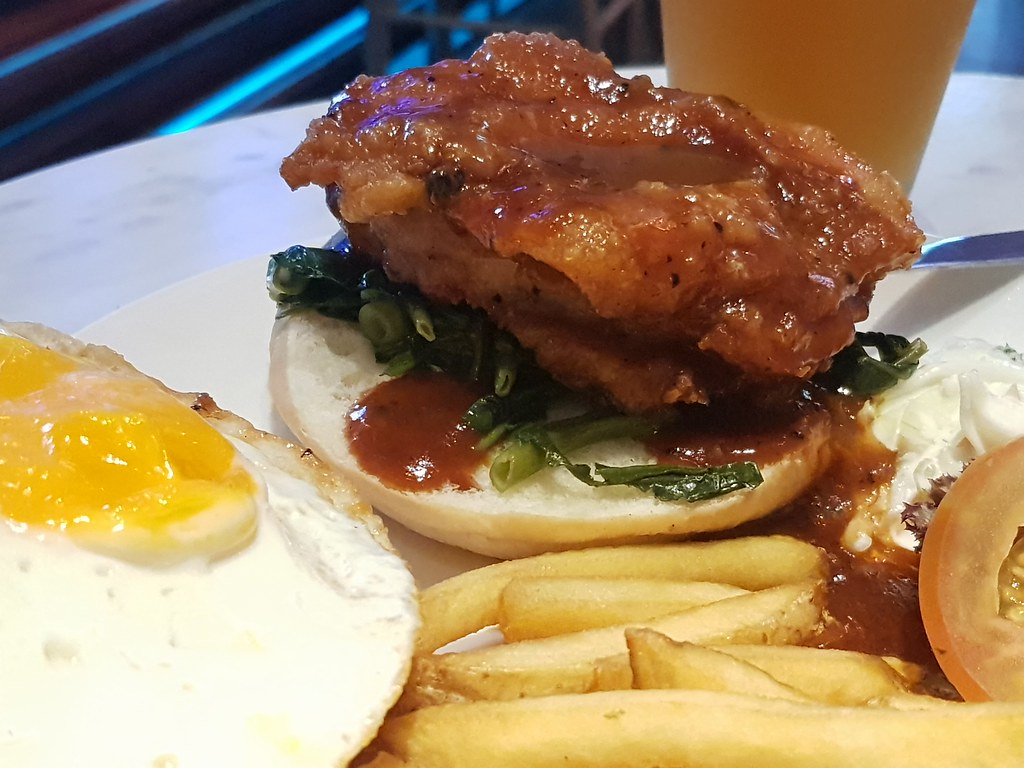 参巴辣酱蕹菜脆皮鸡肉汉堡配冰柠檬茶 Sambal Belacan Kangkung Crispy Chicken Burger w/Ice Lemon Tea rm$9.90 @ Bakami at KL City Walk, Jalan P.Ramlee in Kuala Lumpur