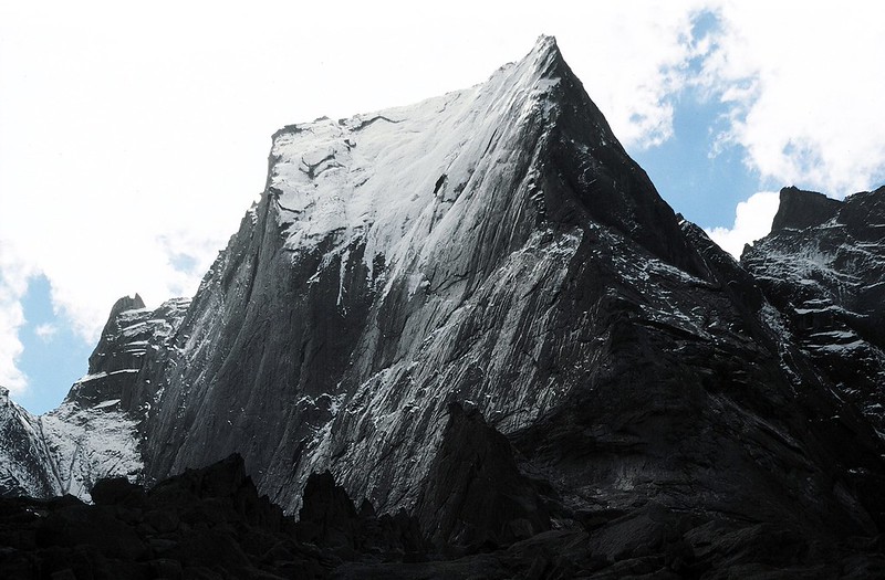 t9902147P | Monolith: Der Piz Badile (3309 m) mit seiner berühmten Nordkante. Bergell / Graubünden, 24.09.1999