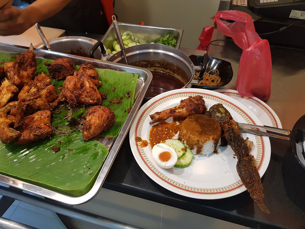 马来蒸饭配鲶鱼炸鸡腿和咸蛋 Nasi Kukus w/Ikan Keli (Cat Fish), Fried Chicken Drumstick & Telur Masin rm$13 @ TC (Cookus) Nasi Kukus in Menara Etiqa, Jalan Pinang Kuala Lumpur