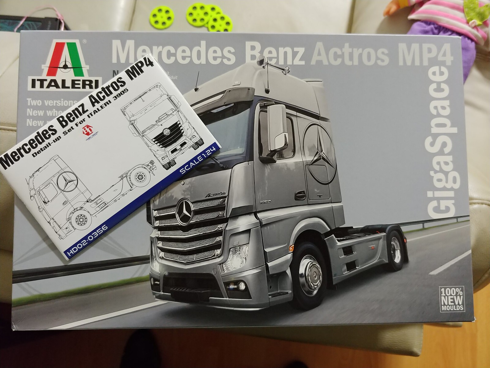 Italeri 1/24 Mercedes Benz Actros MP4 Gigaspace truck kit - Work In  Progress - Vehicles 
