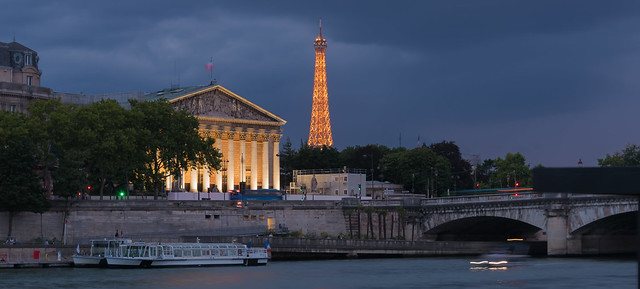 Les bords de Seine - L' Assemblée Nationale - Tour Eiffel - Paris