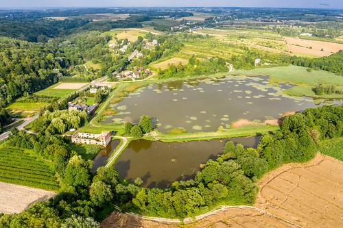 drone outdoor building fields road green grass water pond 1k 5k orientationl 10k