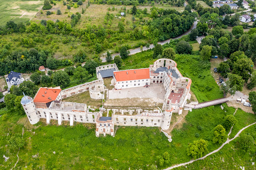 drone outdoor building castle ruins green grass 1k 5k orientationl