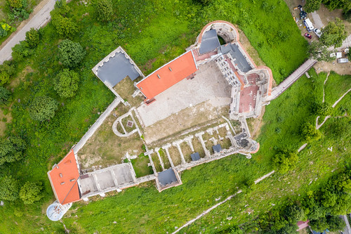drone outdoor building castle ruins green grass 1k 5k 10k orientationl