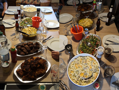 Tischbilder mit Panierten Schnitzeln, Frikadellen, Nudelsalat, Tomaten-Mozarella und Kartoffelsalat