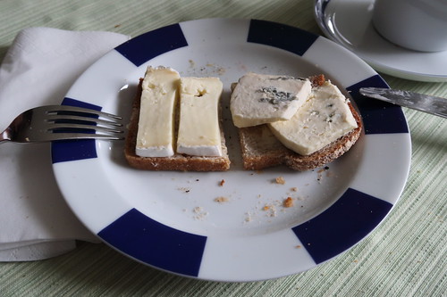 Camembert und Blauschimmelkäse auf Roggenbrot