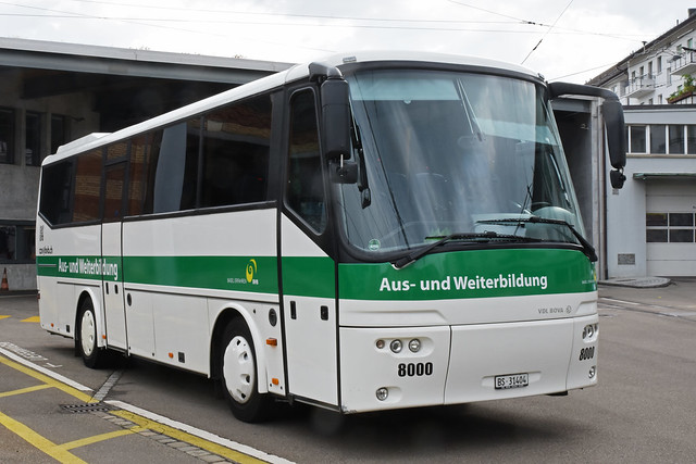 Fahrschulbus VDL BOVA mit der Bertiebsnummer 8000 steht am 21.07.2019 auf dem Hof des Depots Wiesenplatz.