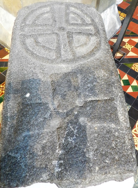 Losa de piedra con relieve Cruz Celta  tapaba el pozo interior Catedral de San Patricio anglicana Dublin Republica de Irlanda